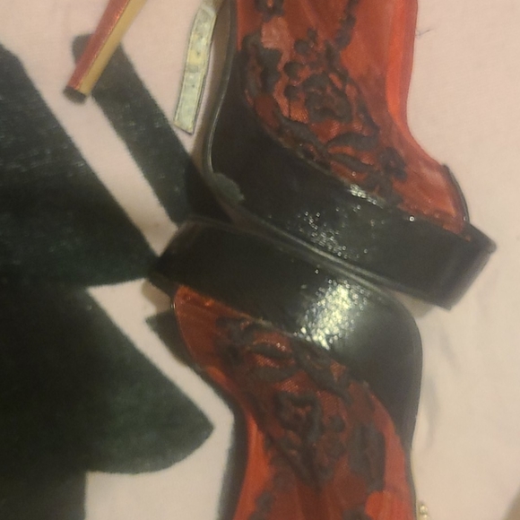 Red & black lace stilettos - Picture 2 of 6